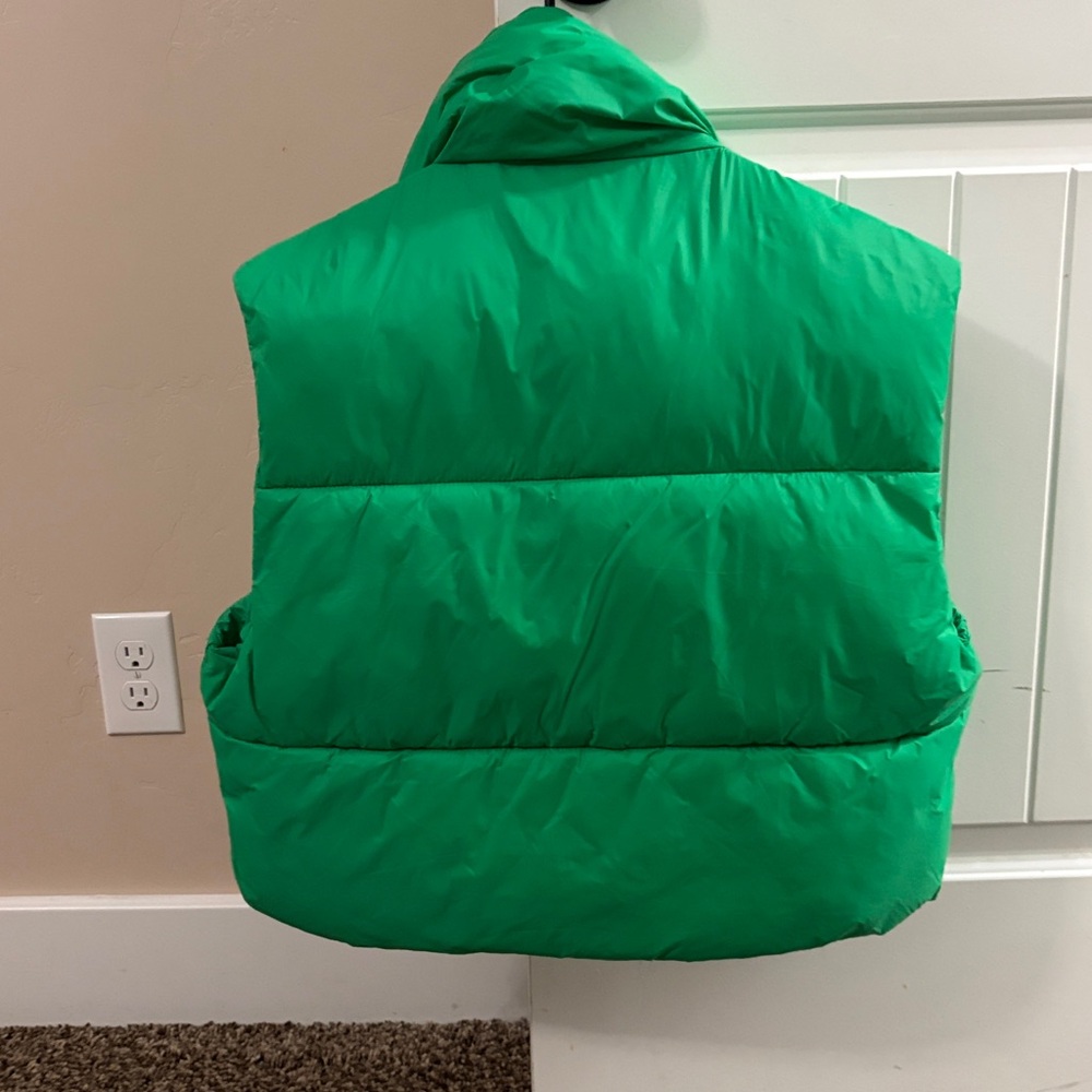 Green Cropped Puffer Vest - Picture 2 of 3